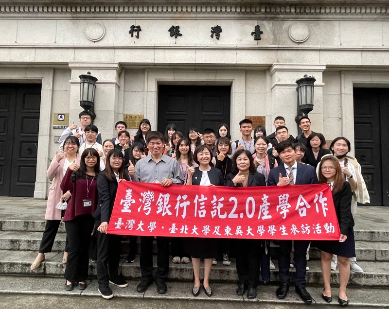臺灣銀行舉辦「信託2.0產學合作」培育信託生力軍。該行信託部經理張梅君(前排右四)、副理陳吉文(前排右三)、不動產管理部科長劉睿璿(前排左三)與臺灣大學、臺北大學及東吳大學學生(後三排)合影。