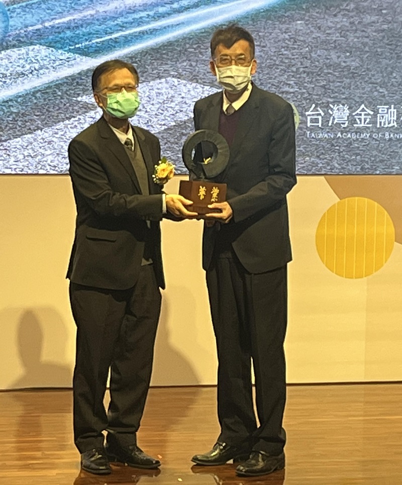 臺灣銀行榮獲第11屆菁業獎「最佳人力發展獎」優等,由聯徵中心董事長郭建中(左)頒發,臺灣銀行副總經理朱永榕(右)代表領獎。