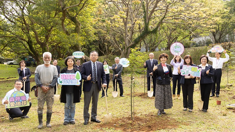 臺灣銀行響應112年森活圈植樹月活動,呂董事長桔誠(前排左三)率領高階主管共同參與。