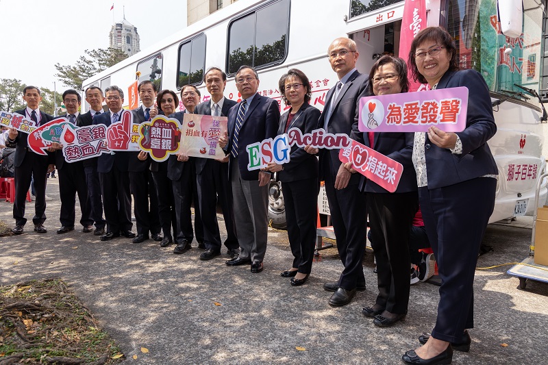 臺灣銀行捐血活動,董事長呂桔誠(右5)率高階主管號召民眾踴躍捐血共襄盛舉。