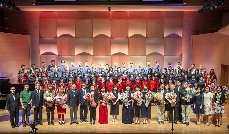 「2023臺灣銀行藝術祭-音樂會」於奇美博物館舉行,臺灣銀行呂董事長桔誠(前排左六)、奇美博物館許館長家彰(前排右六)、六龜育幼院楊院長子江(前排右五)、王明哲老師(前排右四)與演出團員及貴賓們合影留念。