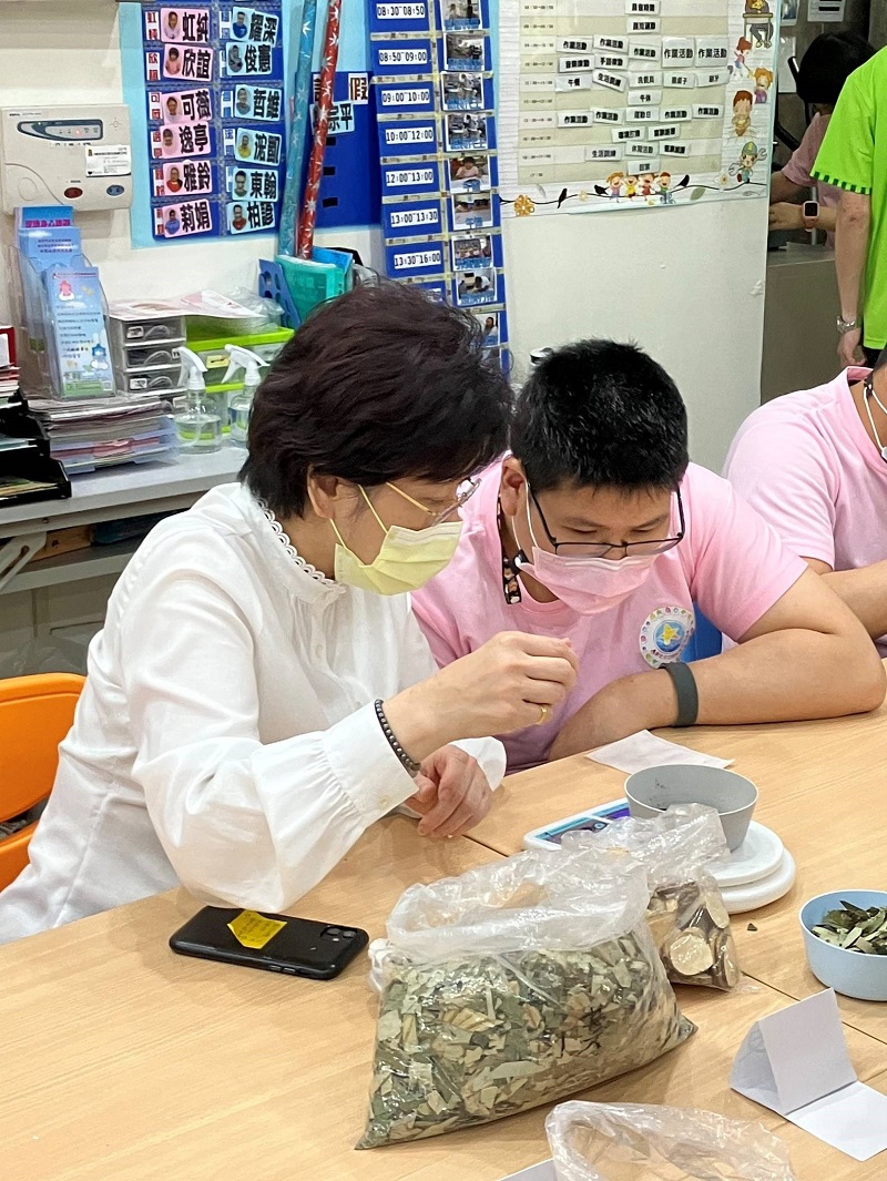 臺銀人壽董事長劉玉枝(左)與星兒一同製作足浴包。