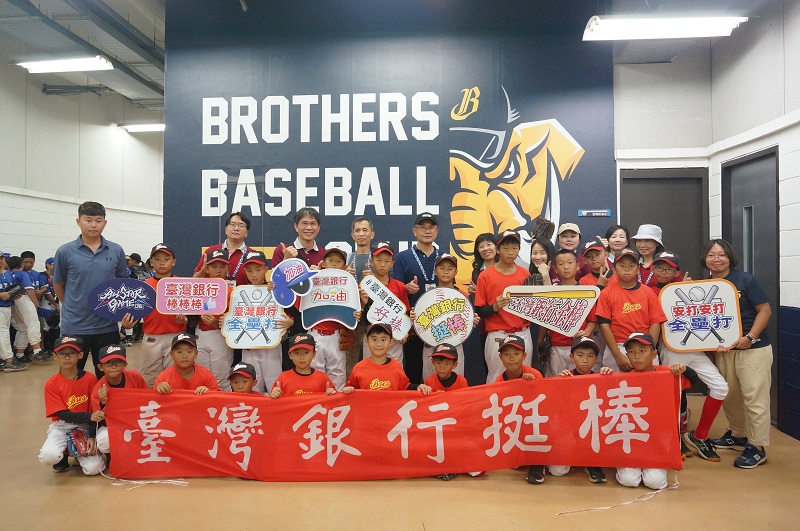 中華職棒明星對抗賽,臺灣銀行戴副總經理士原(3排左4)、企劃部李經理明華(3排左3)、梧棲分行葉經理永良(3排左2)與北勢國小教練及棒球隊小朋友合影。