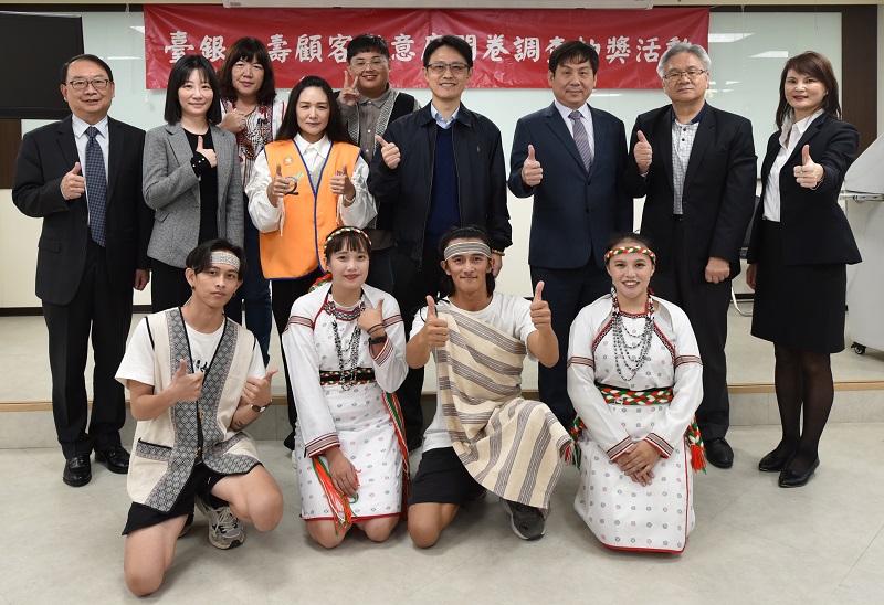 臺銀人壽張董事長志宏(中)、高階主管、通路代表暨保戶代表代表合影。