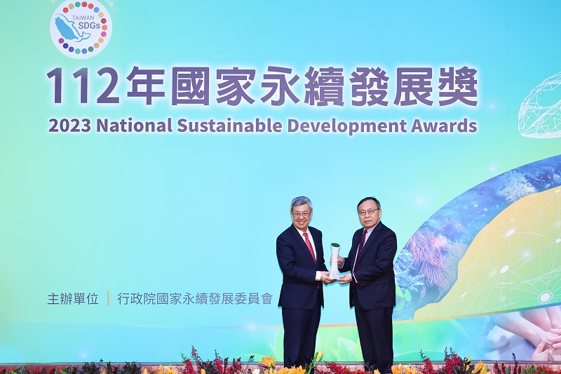 臺灣銀行榮獲「國家永續發展獎」肯定,由行政院長兼國家永續發展委員會主任委員陳建仁(左)頒獎,臺灣銀行董事長呂桔誠(右)出席領獎。