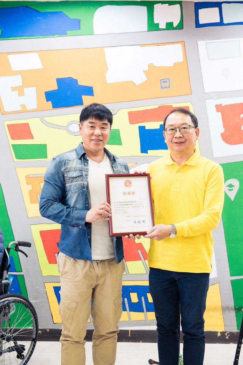 臺銀人壽副總經理陳宏傑(右)與伊甸基金會副執行長何天元(左)合影並接受致贈之感謝狀。