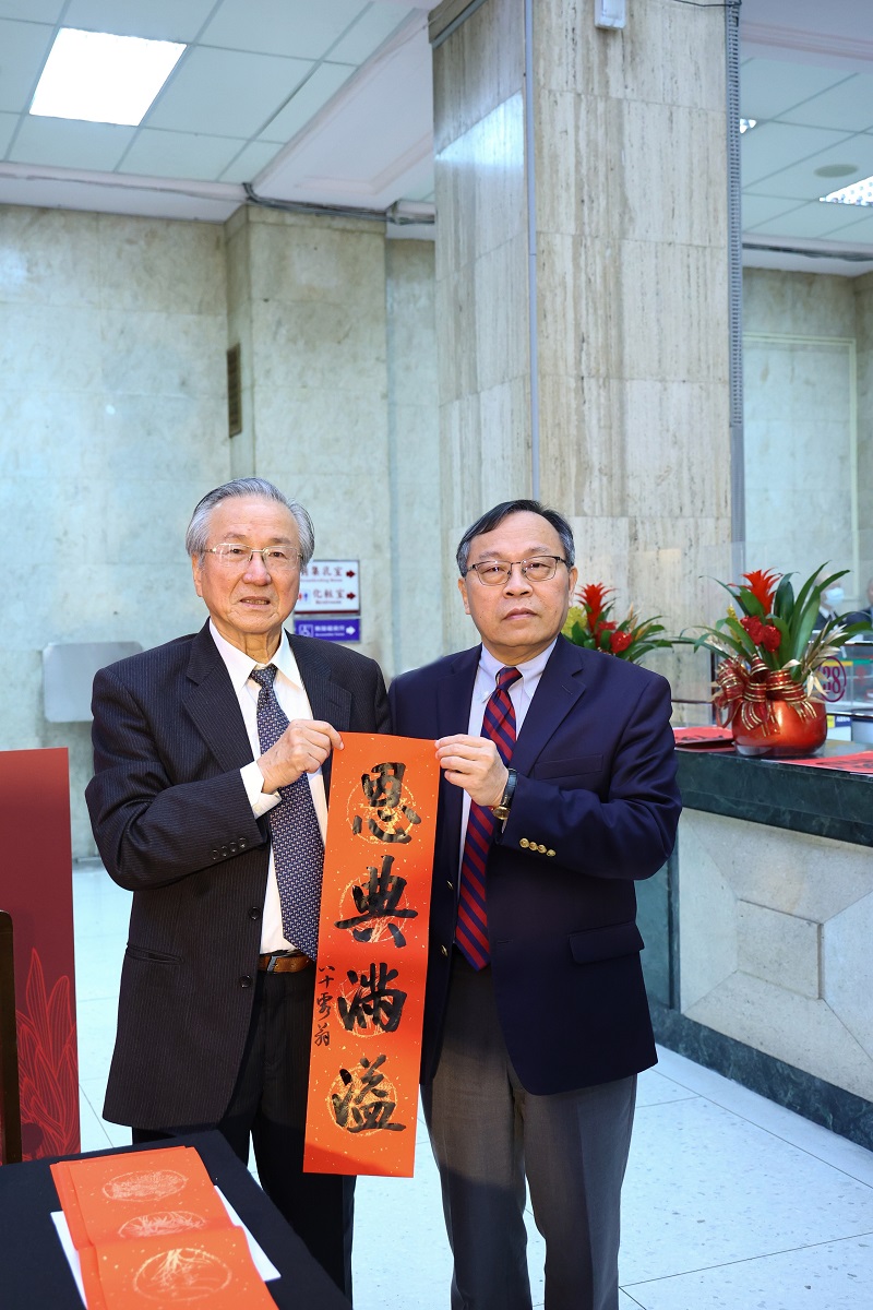 臺灣銀行2024墨香揮毫喜迎春活動,呂董事長桔誠(右)感謝書法家薛平南老師(左)贈送祝福墨寶。
