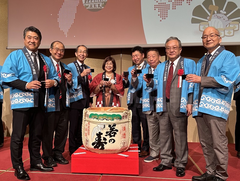 臺灣銀行進軍福岡東京分行福岡出張所隆重開幕,董事長凌忠嫄(右5)親自主持,臺、日政商嘉賓雲集。