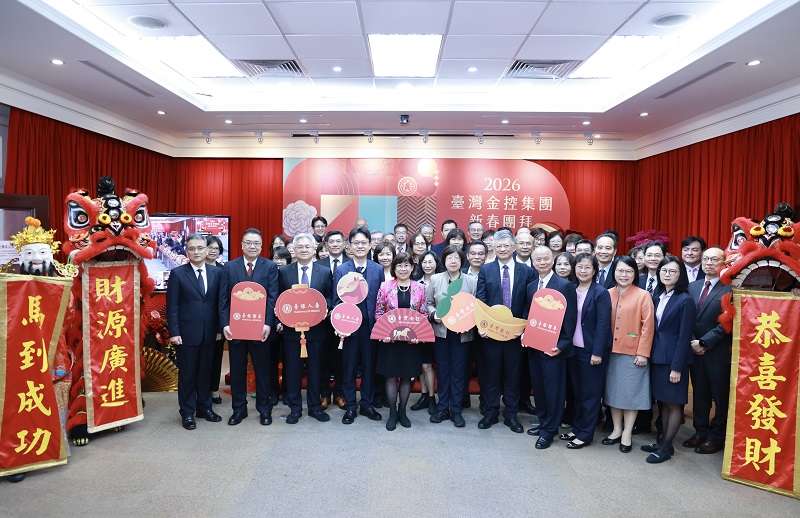 臺灣金控集團董事長凌忠嫄率集團高階主管,透過視訊向臺銀國內各組代表分行同仁拜年恭喜新年好。