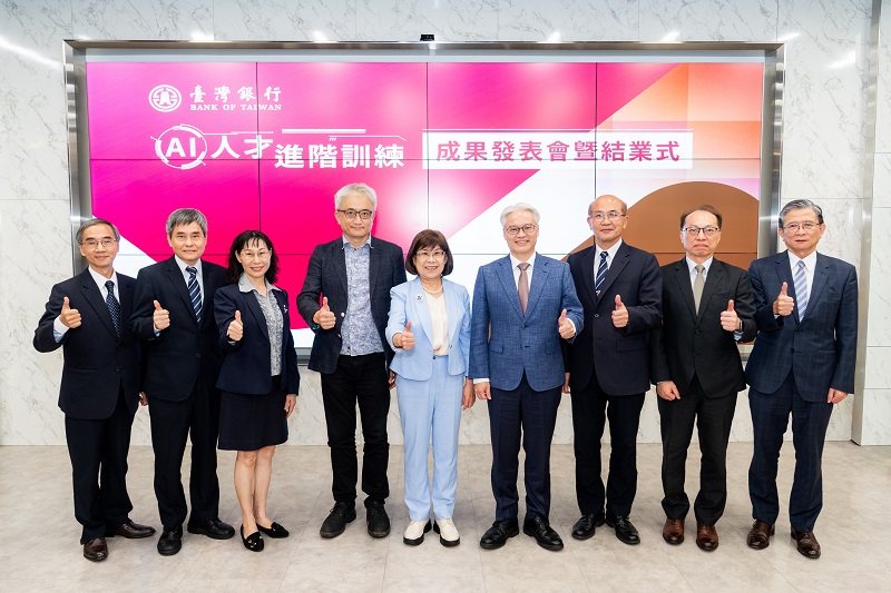 臺灣銀行凌董事長忠嫄(右五)於「臺灣銀行AI人才進階訓練成果發表會」與貴賓合影。