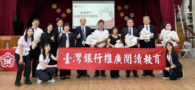 臺灣銀行副總經理戴士原(左6)親率高階主管與同仁前往雲林縣口湖國小辦理推廣兒少閱讀校園贈書活動,與該校校長辜明祥(右5)及吳繼釗老師(右4)合影。