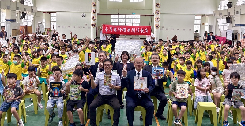 臺灣銀行副總經理戴士原(前排中右)親率高階主管與同仁前往臺南市官田國小辦理推廣兒少閱讀校園贈書暨防詐宣導活動,與該校校長陳慶林(前排中左)及學童合影。