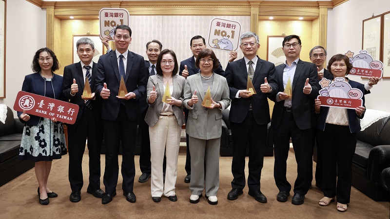 臺灣銀行榮獲第23屆國家品牌玉山獎「最佳產品類」及「最佳人氣品牌類」共五項大獎,並以國內首張木質信用卡「綠行卡」勇奪全國首獎,董事長凌忠嫄(前排右4)、總經理吳佳曉(前排右3)偕同高階主管與獨立常務董事林雅玲(前排左4)、常務董事張俊仁(前排右2)、常務董事陳勇勝(前排左3)共同合影。