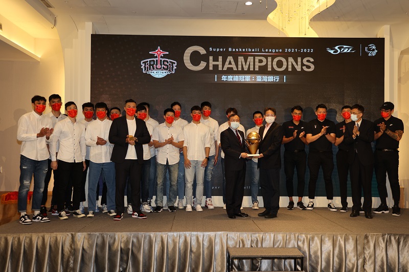 第19屆SBL超級籃球聯賽頒獎典禮，臺灣銀行董事長呂桔誠（中左）率球隊成員受獎，由籃球協會副理事長張維正（中右）頒發第19屆SBL超級籃球聯賽冠軍盃。