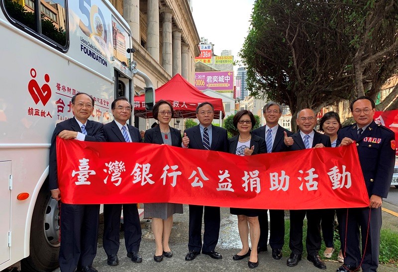 臺灣銀行歡慶120週年，辦理捐血活動，該行董事長呂桔誠、總經理邱月琴及高階主管於捐血車前合影。