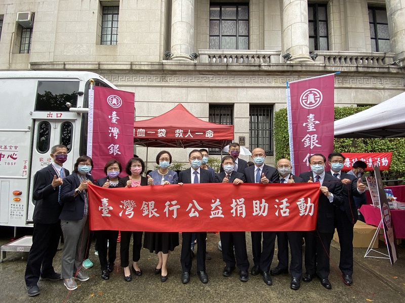 臺灣銀行第二場愛心捐血活動，總經理許志文(左6)、臺銀保經董事長康蘩(左5)與高階主管共同呼籲民眾踴躍捐血。