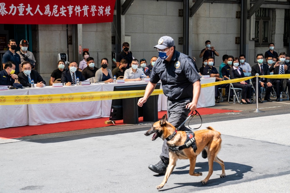 新北市警局警犬隊於臺灣銀行搜尋潛藏爆裂物。