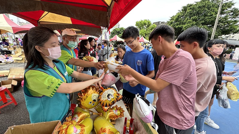 臺銀人壽向民眾募集發票並致贈造型氣球。