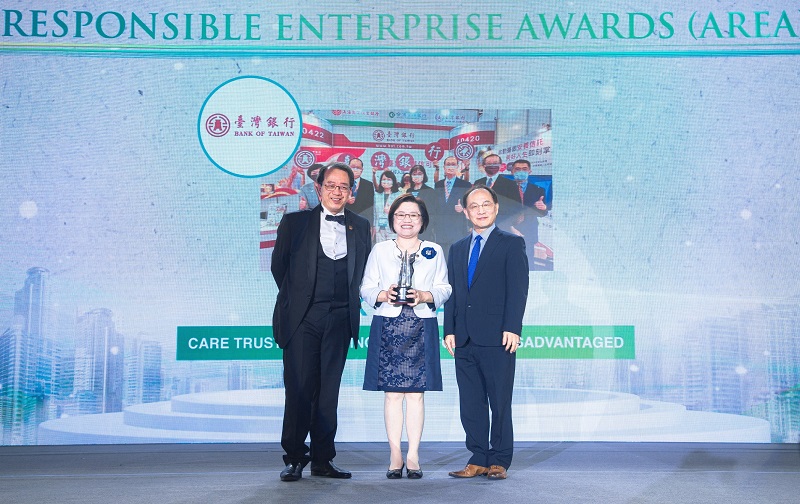 臺灣銀行榮獲「2023亞洲企業社會責任獎」二獎項肯定，由臺灣銀行企劃部經理胡心慈(中)代表領獎。