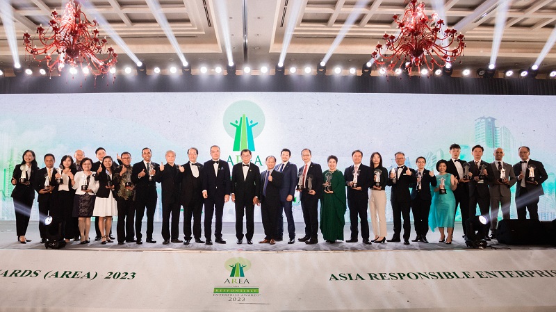 臺灣銀行榮獲「2023亞洲企業社會責任獎」二獎項肯定，臺灣銀行企劃部經理胡心慈(前排左4)與得獎代表合影留念。