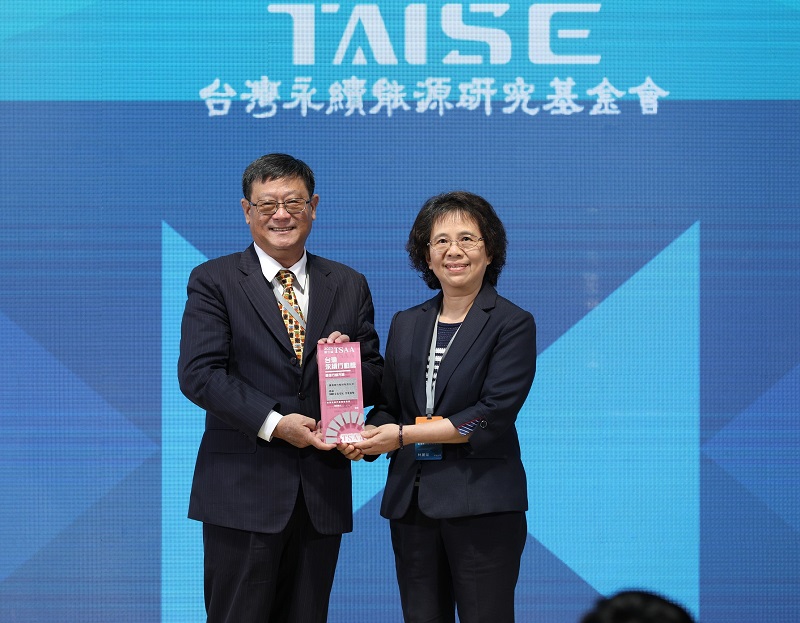 臺灣銀行榮獲台灣永續行動獎，由副總經理林麗婈(右)代表領獎。