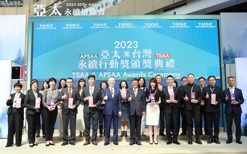 臺灣銀行榮獲台灣永續行動獎，副總經理林麗婈(後排左5)與得獎代表合影留念。