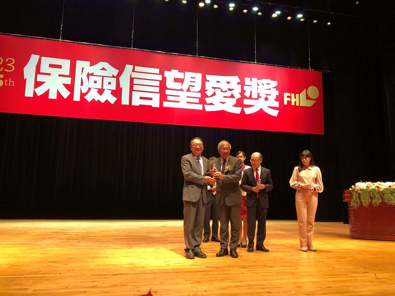 臺銀人壽榮獲保險信望愛獎最佳整合傳播獎，由陳宏傑主任祕書代表受獎。