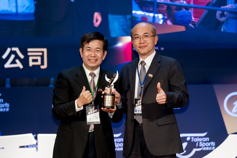 臺灣銀行榮獲教育部112年運動企業認證，由該行戴副總經理士原(右)出席領獎。。