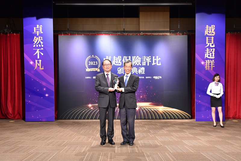 臺銀人壽榮獲2023卓越保險評比「卓越ESG永續金融獎」由陳宏傑副總經理(左)代表領獎。