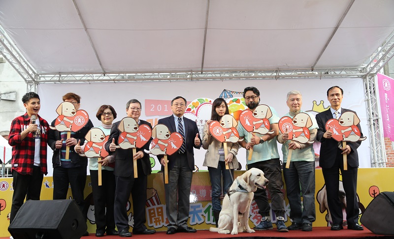 臺灣銀行與台灣導盲犬協會共同舉辦「開路天使 與愛同行」公益園遊會，由該行董事長呂桔誠(左五)、協會理事長劉棟(右二)及與會貴賓共同主持開幕儀式。