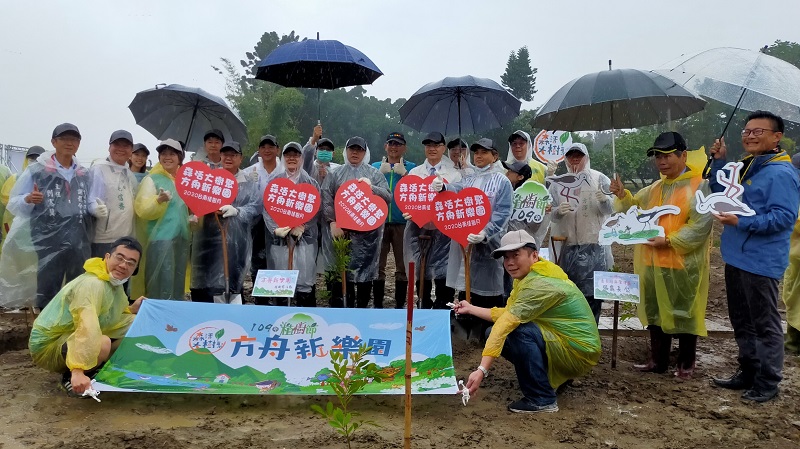 臺銀人壽同仁參加植樹活動，與臺南市長黃偉哲(中)合影。