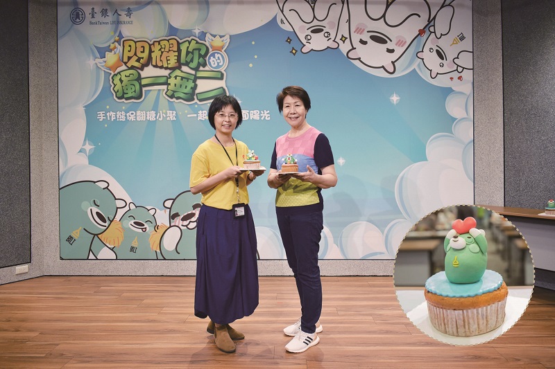 臺銀人壽總經理周園藝(右)及陽光基金會主任王佩珊(左)與自己製作的熊保翻糖作品合影留念。