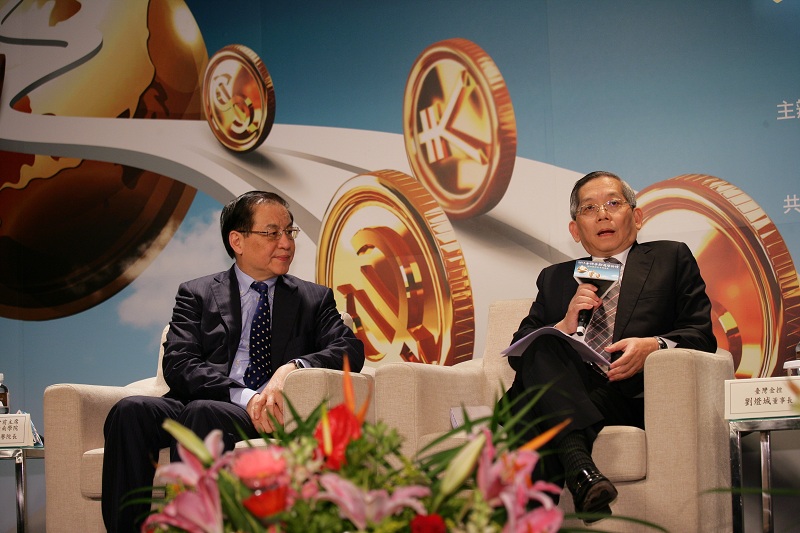 本公司劉董事長(右)與劉前主席(左)進行高峰對談。